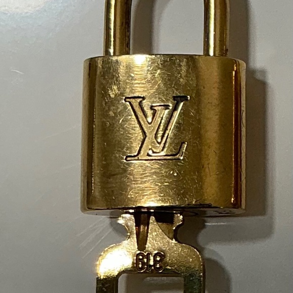 Louis Vuitton lock and key - Picture 1 of 3